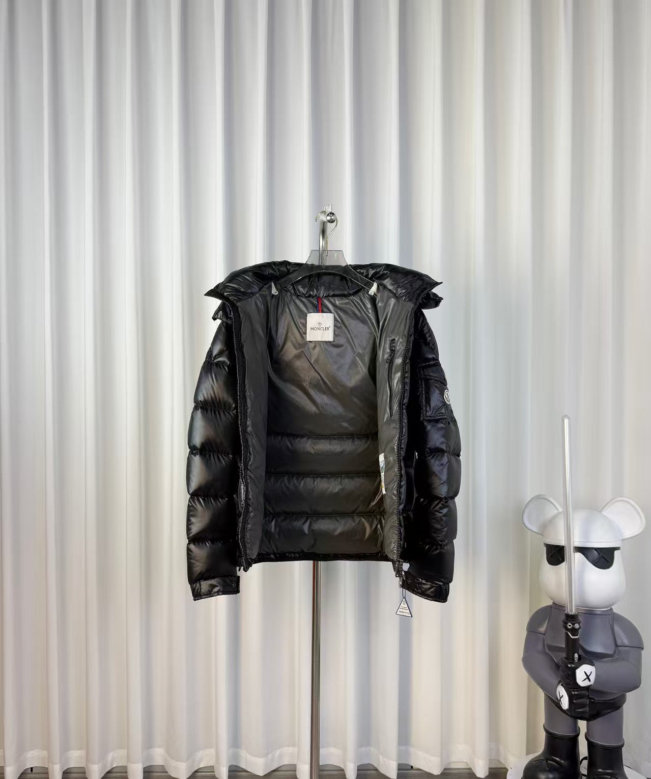 "Monc" šoninė aplikacija pūkinė striukė