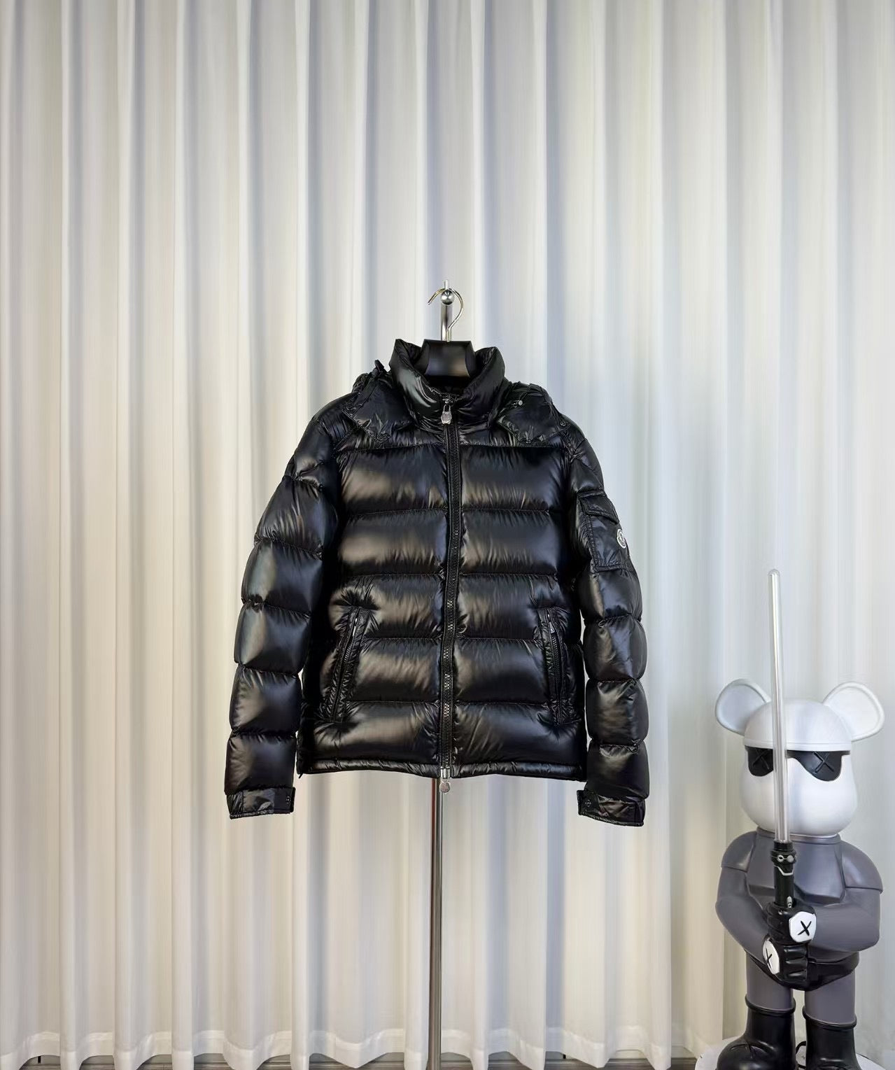 "Monc" šoninė aplikacija pūkinė striukė